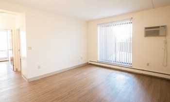 Sunny living room with private balcony - Photo Gallery 4