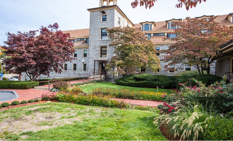 a garden in front of a building