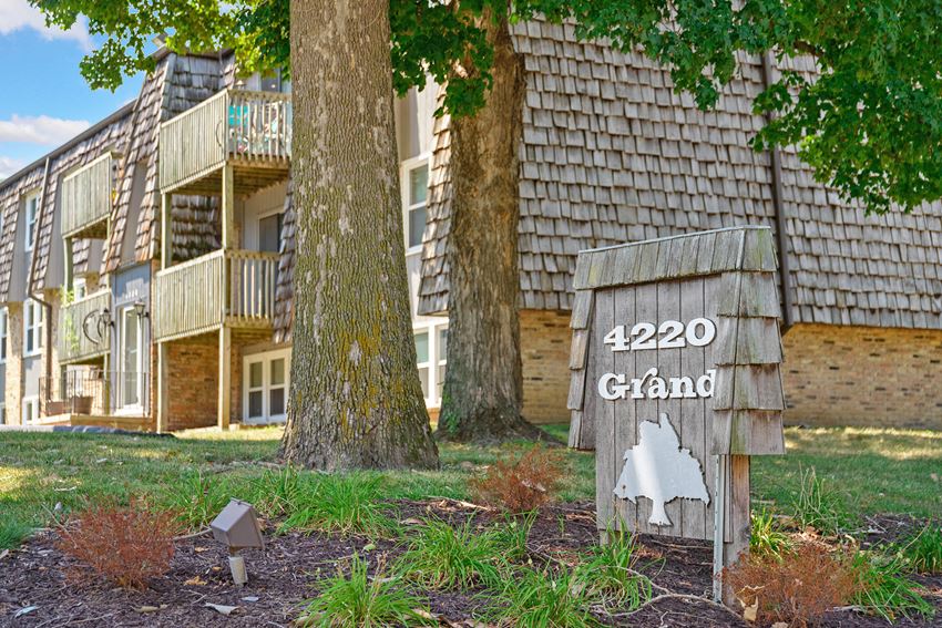 4220 Grand Avenue 2-3 Beds Apartment for Rent - Photo Gallery 1