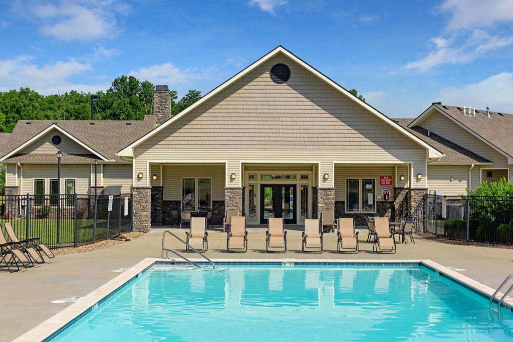 the swimming pool at the villas at buffalo ridge apartments