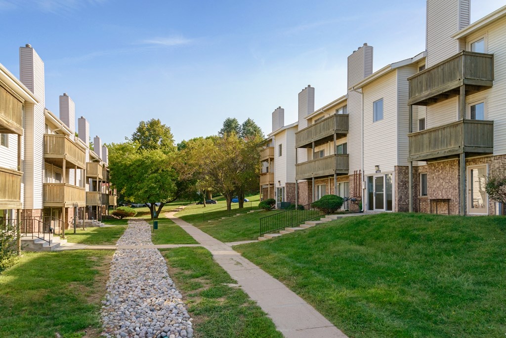 the preserve at ballantyne commons apartments walking path and grass