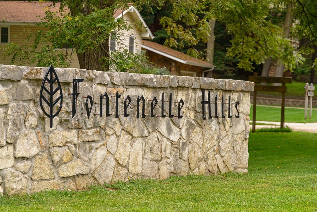 a stone retaining wall with the fountain hills logo on it