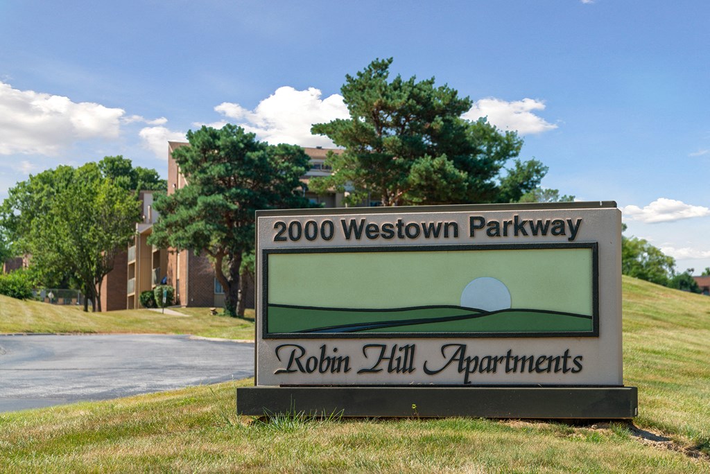 the sign for rollin hill parkway in front of a building