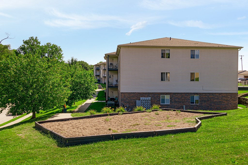 an empty yard in front of an apartment building