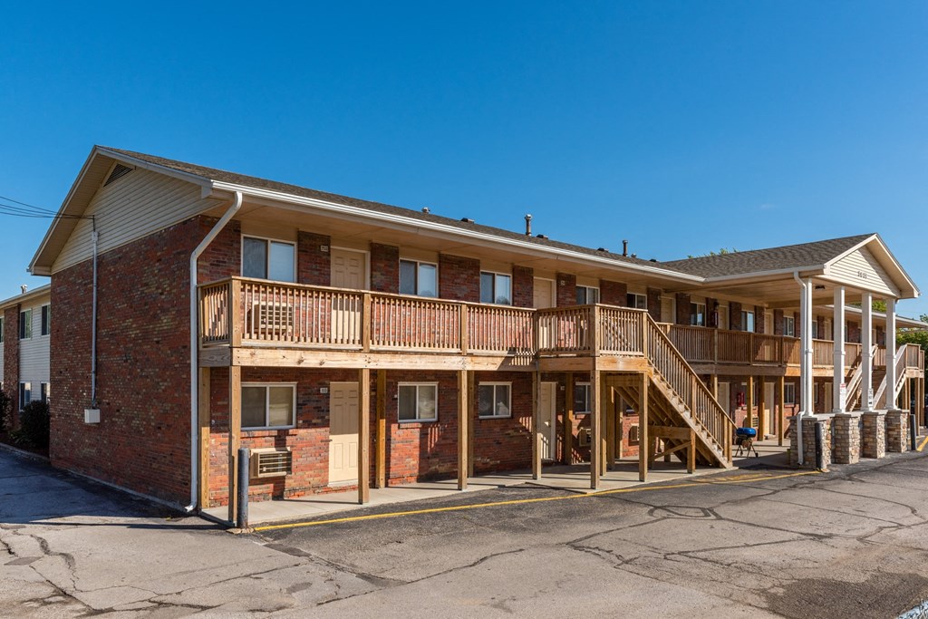 the building where the motel is located