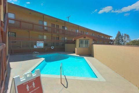 A pool with a sign that says social distancing.