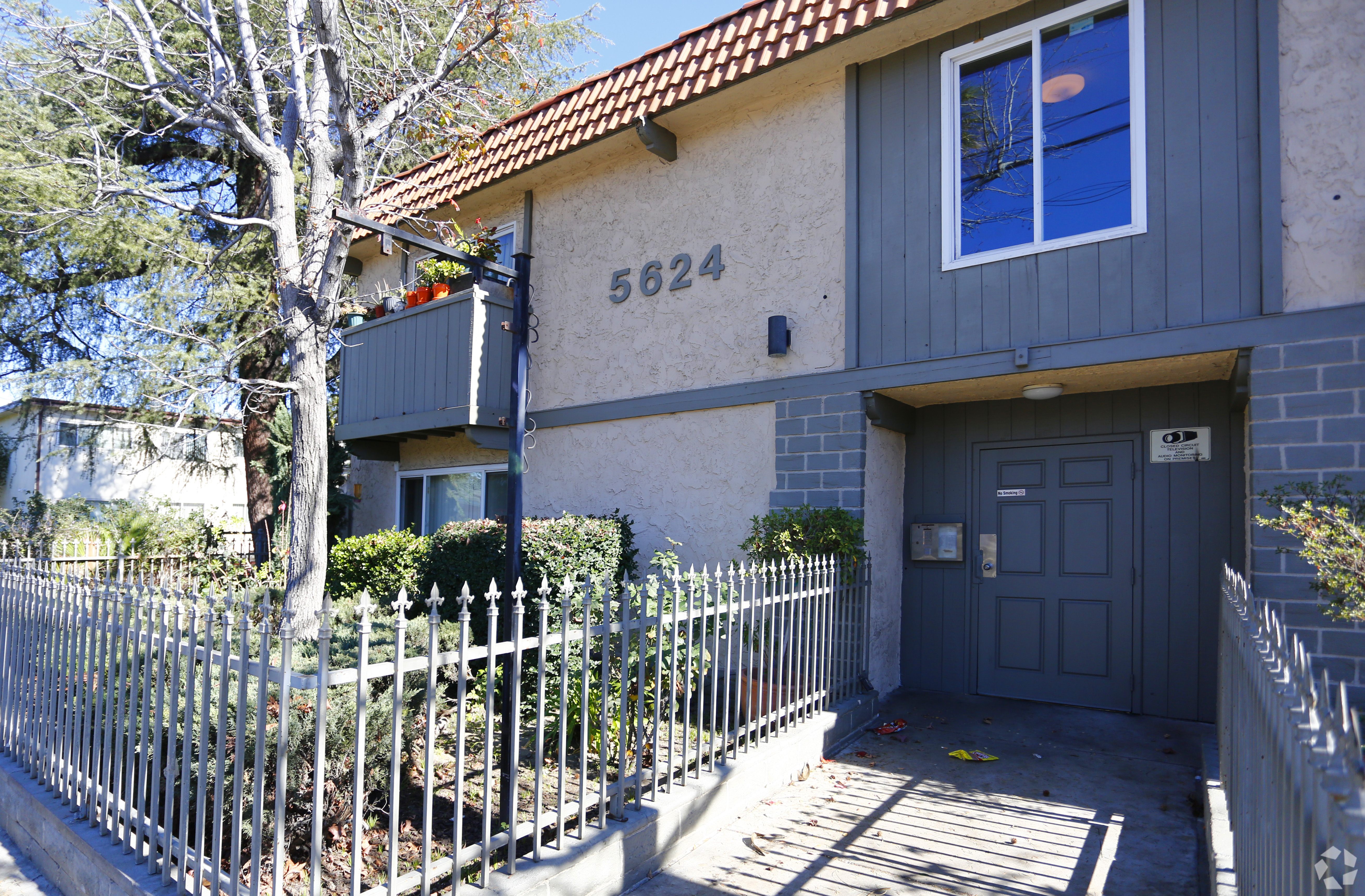 A house with the number 5824 on it.
