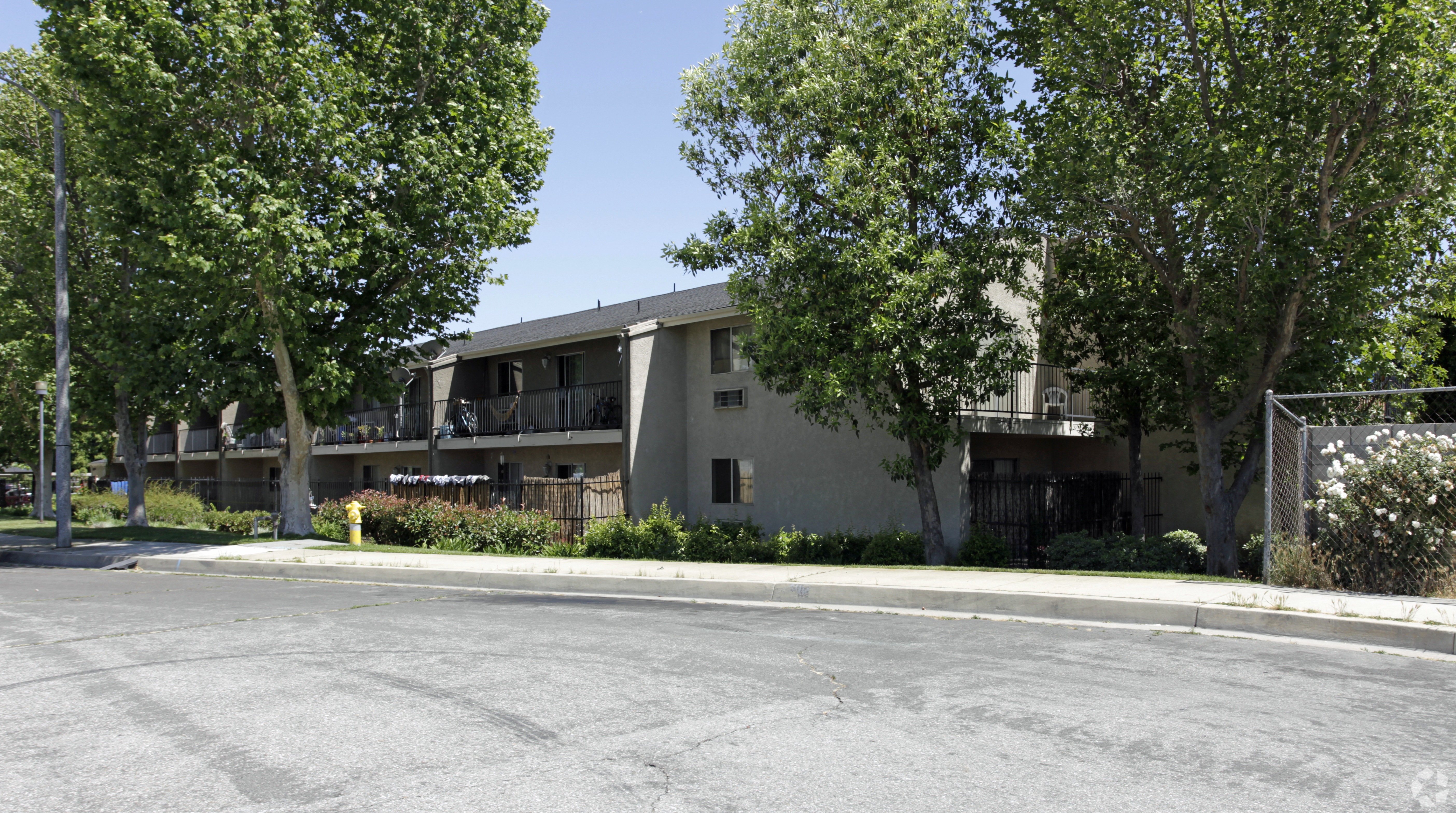 A building with a parking lot in front of it.