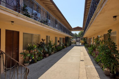 3021 N. Santa Fe Ave 1-2 Beds Apartment for Rent