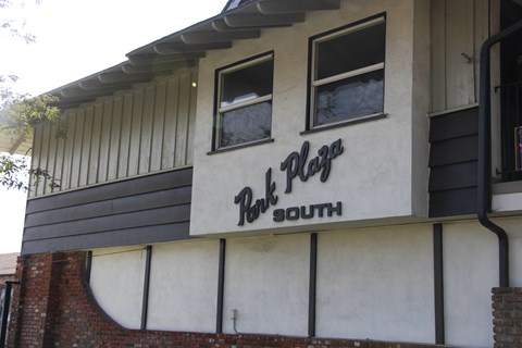 A building with a sign that says "Pork Pit South".