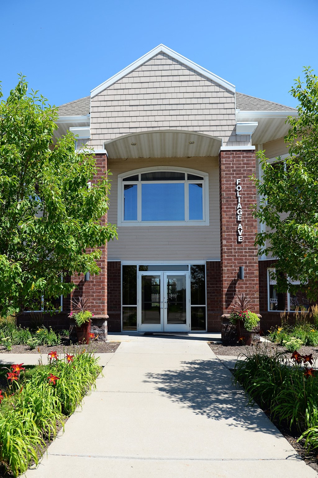a picture of the front of the building at Hearthstone Apartments and Townhomes, Apple Valley, MN