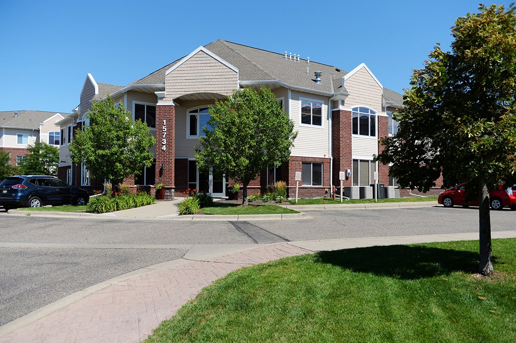 an exterior picture of the building at Hearthstone Apartments and Townhomes, Apple Valley, Minnesota
