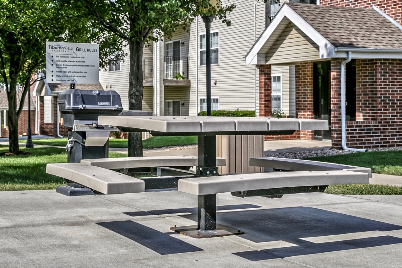 Outdoor Entertainment Area at Tiburon View Apartments, Nebraska