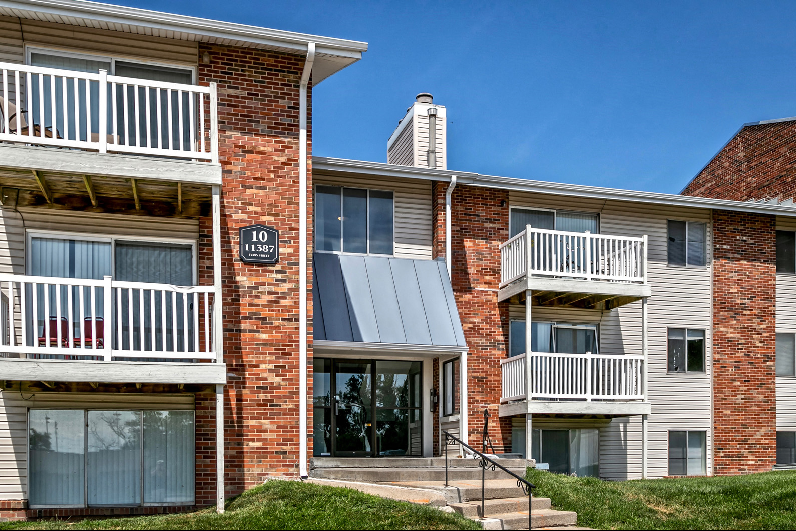 Building exterior at Club at Highland Park Apartments, Omaha, NE