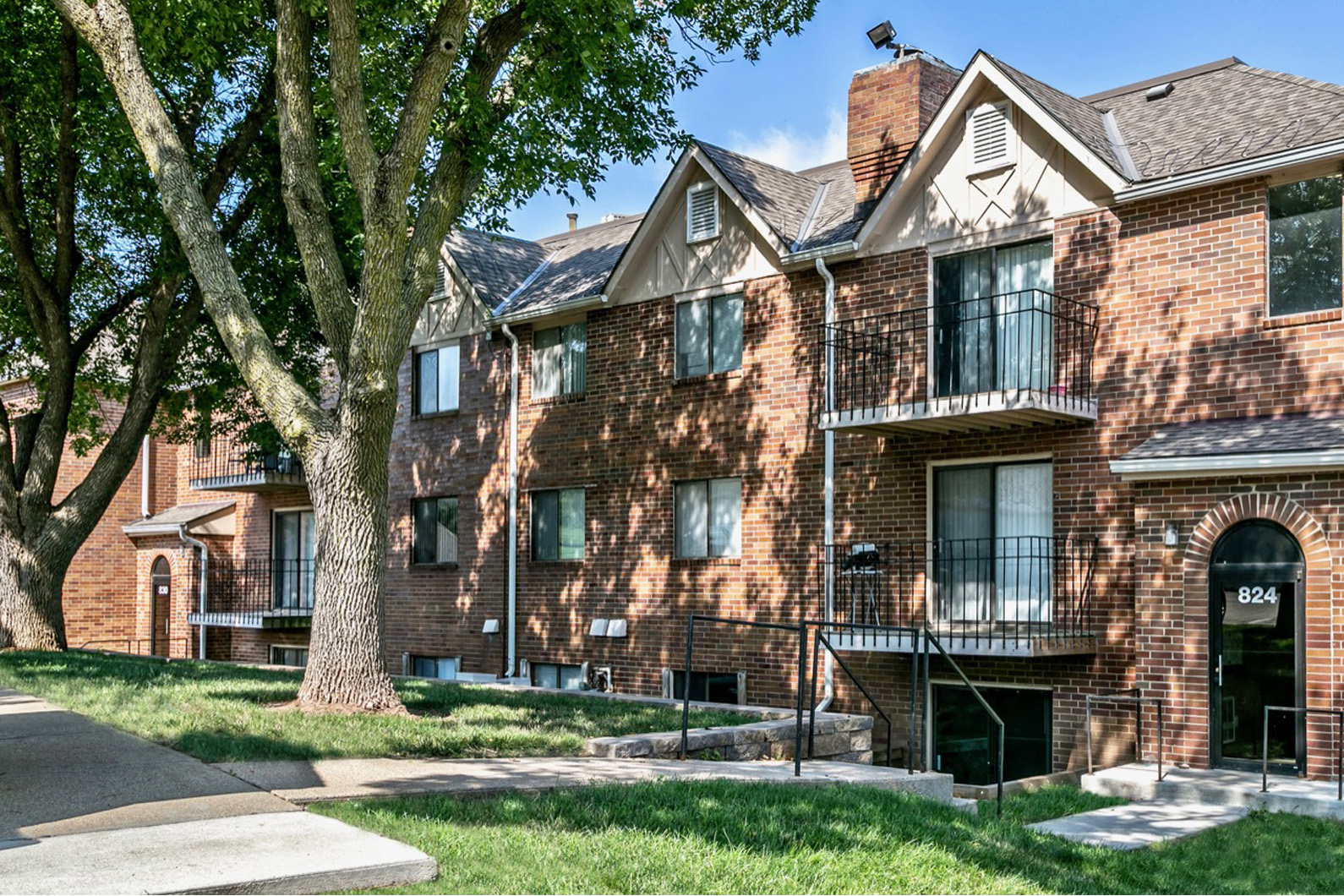 Building exterior at Edgewater Court Apartments, Omaha, NE