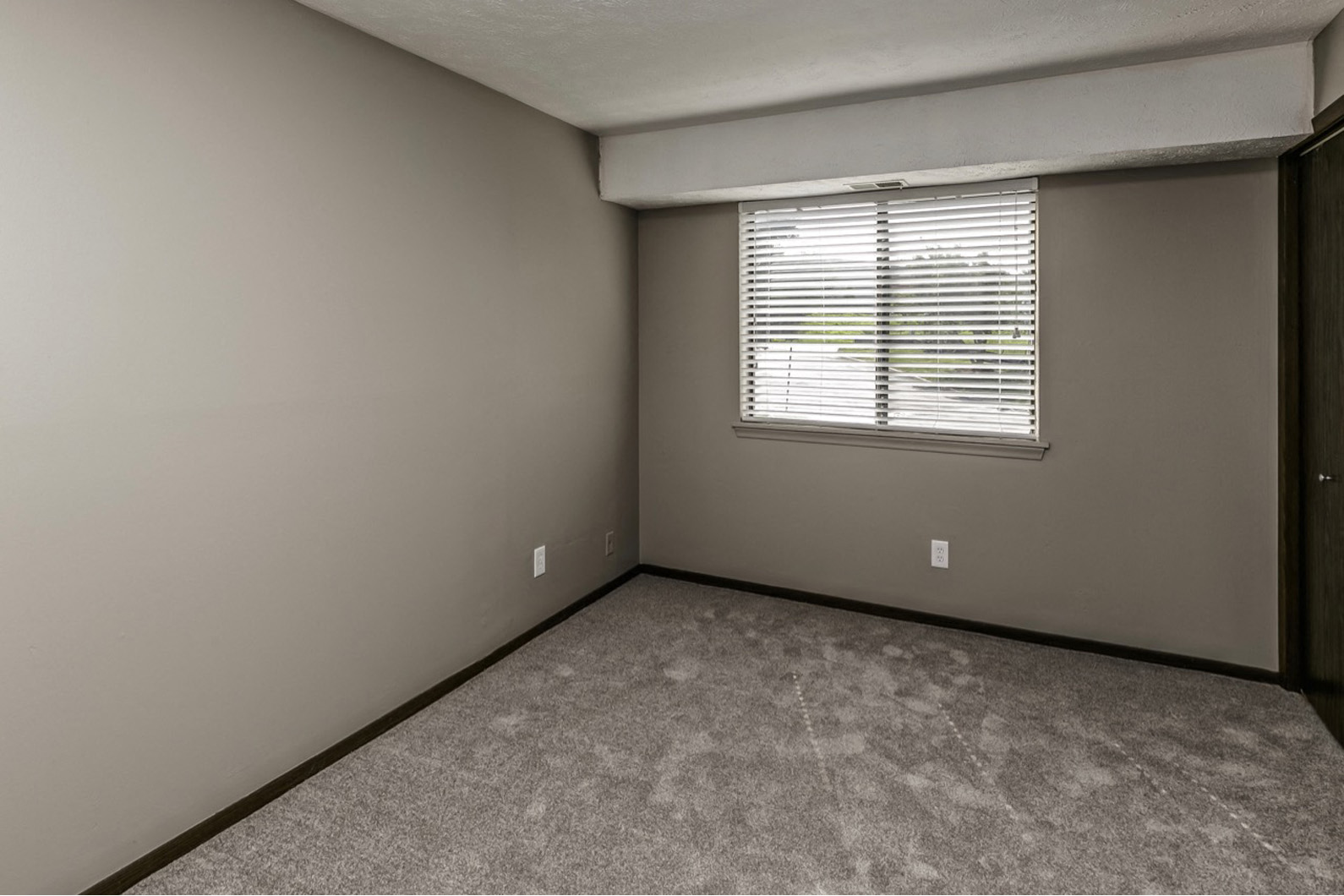 Bedroom at Edgewater Court Apartments, Omaha, NE