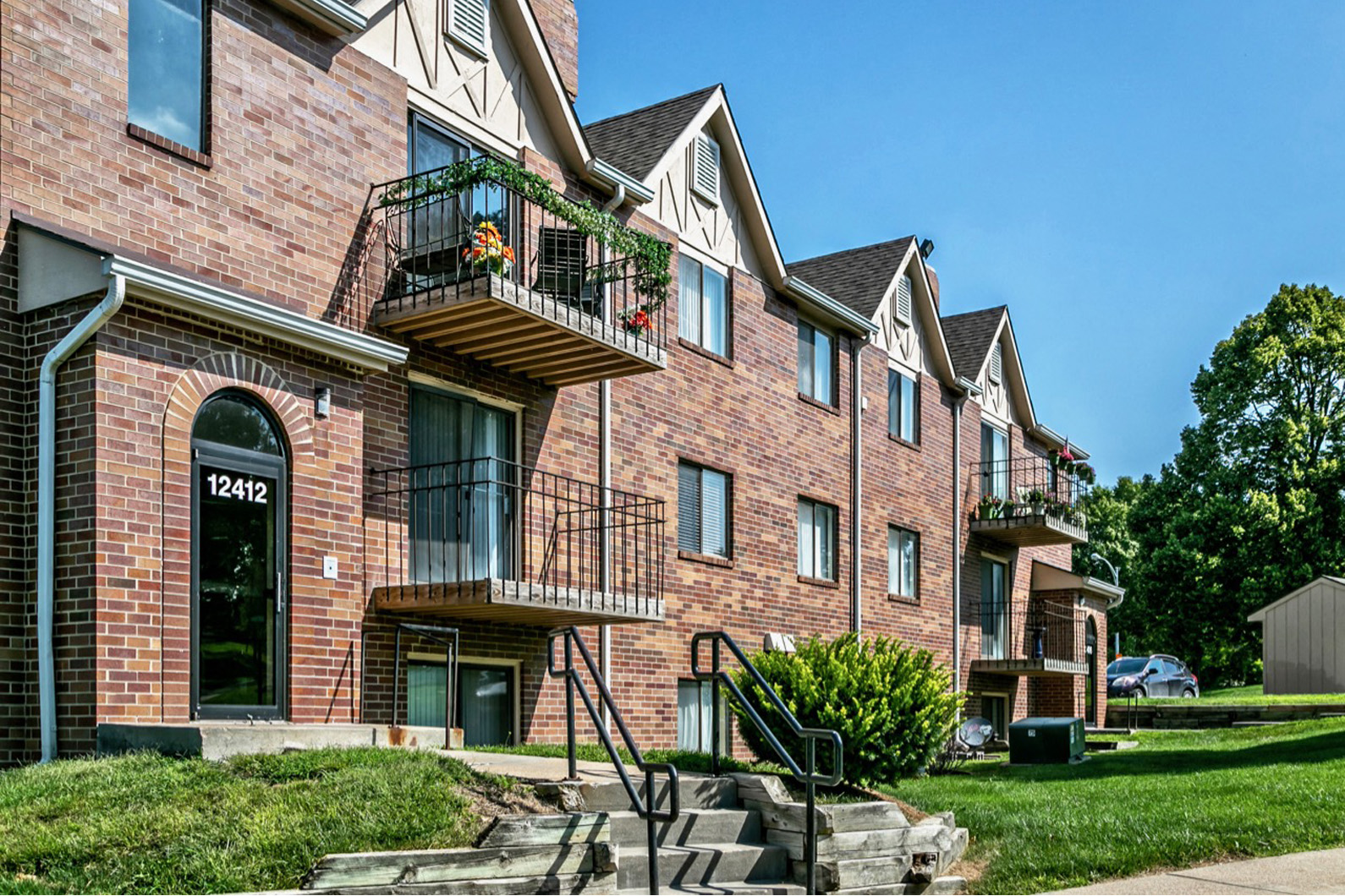 Building exterior at Edgewater Court Apartments, Omaha, NE