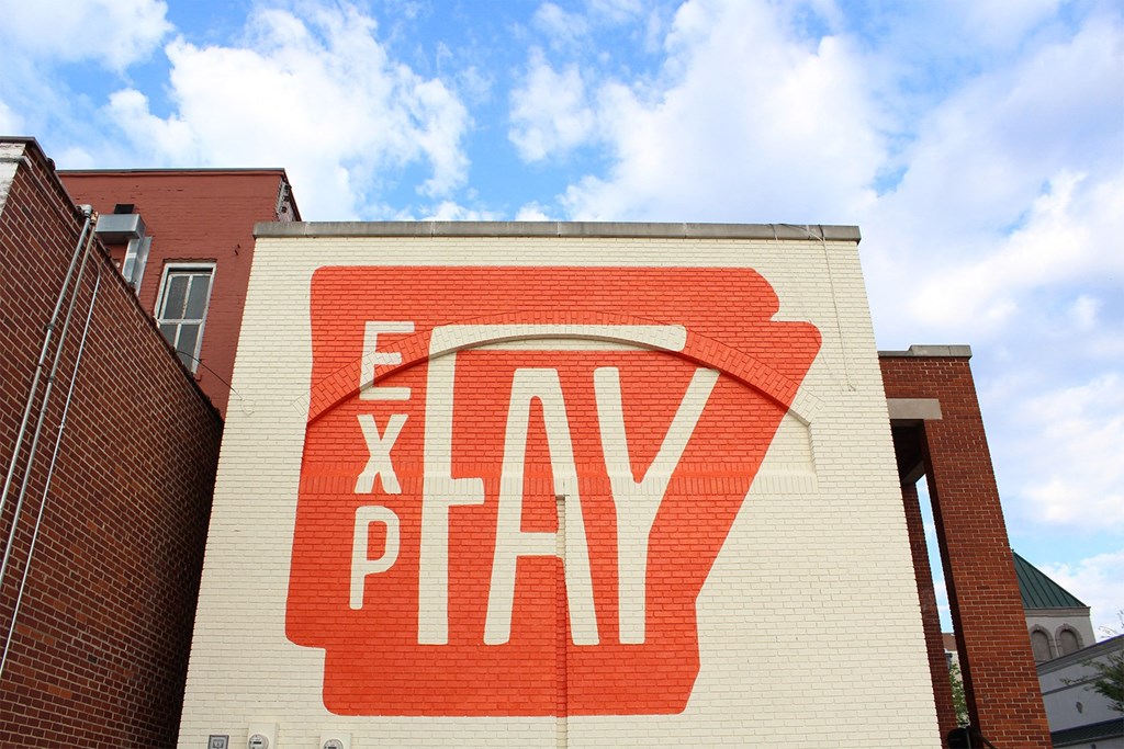 a play sign on the side of a building
