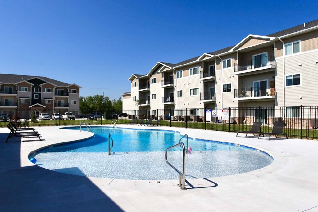 Sparkling Pool at The Flats at 5th in Columbus, NE