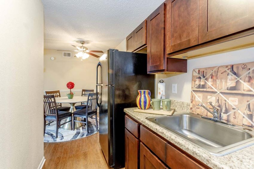 Model kitchen at Hudson Pointe Apartments in Kansas City, MO - Photo Gallery
