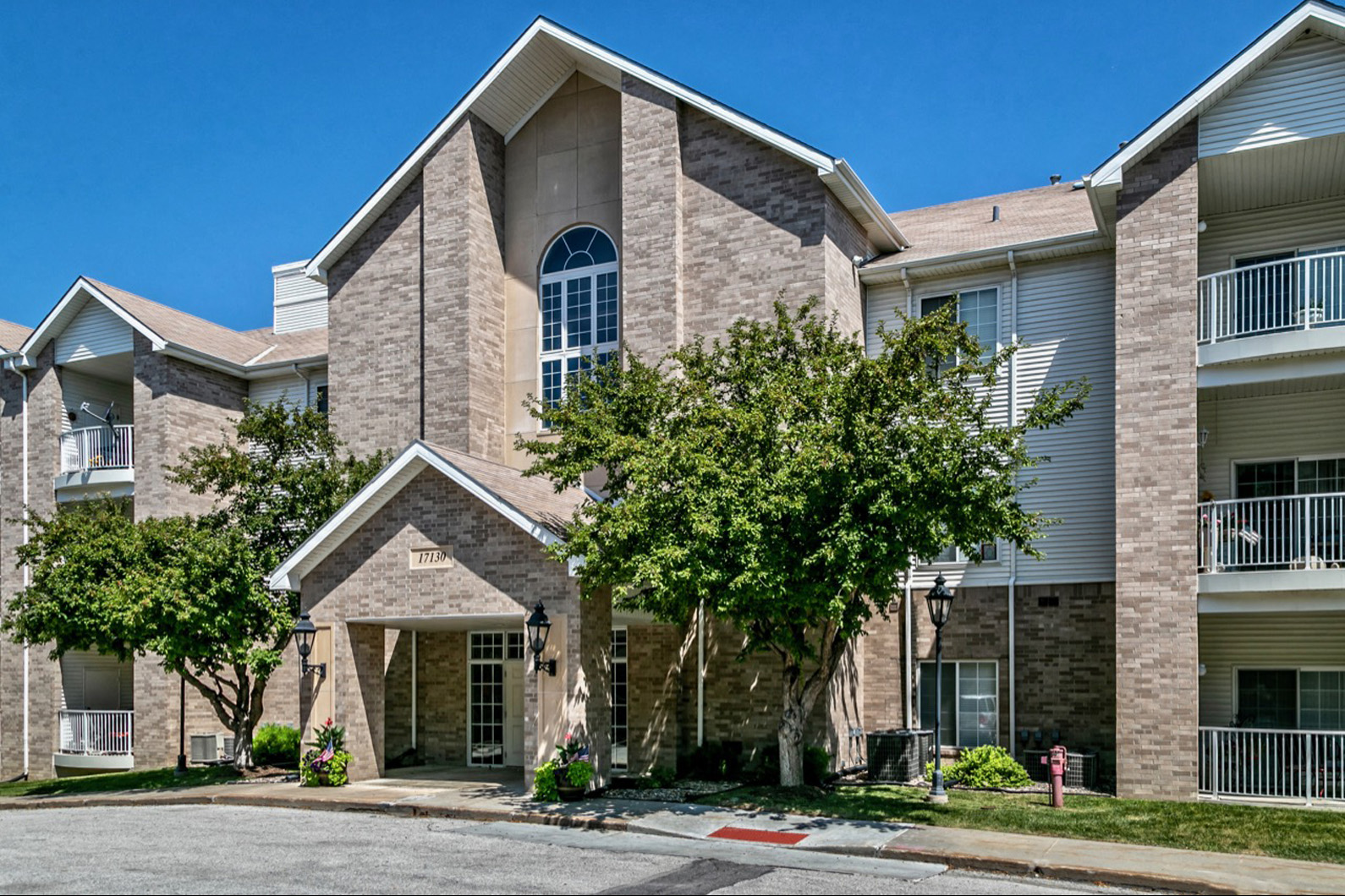 Lakeside Hills Apartments Exterior