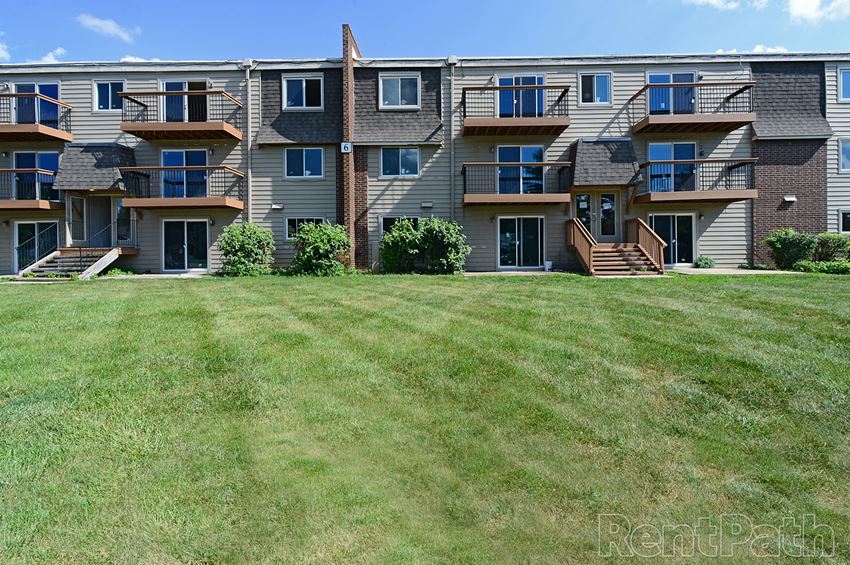 Property Exterior at Hudson Pointe Apartments in Kansas City, MO - Photo Gallery