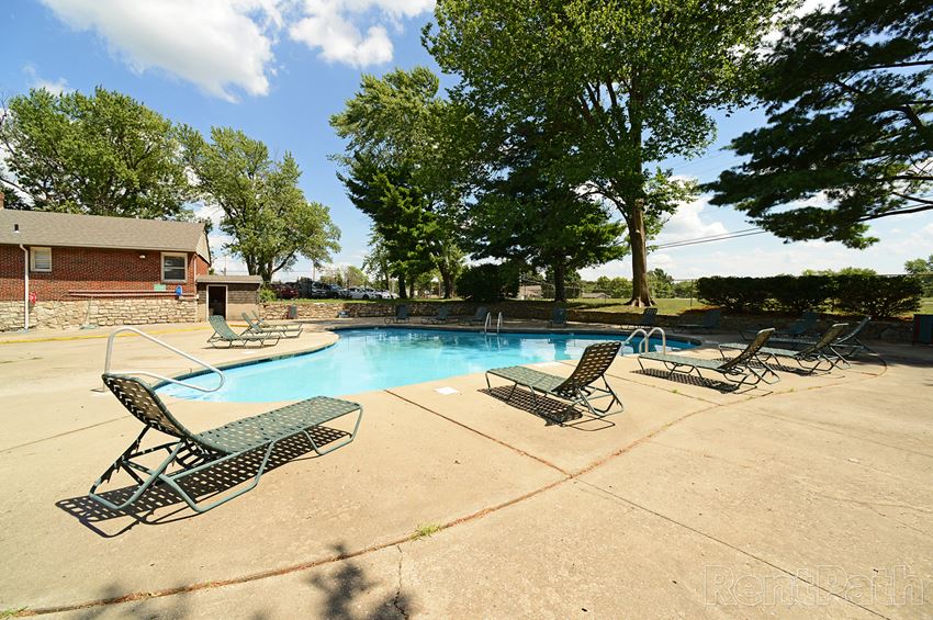 Community pool at Hudson Pointe Apartments in Kansas City, MO - Photo Gallery