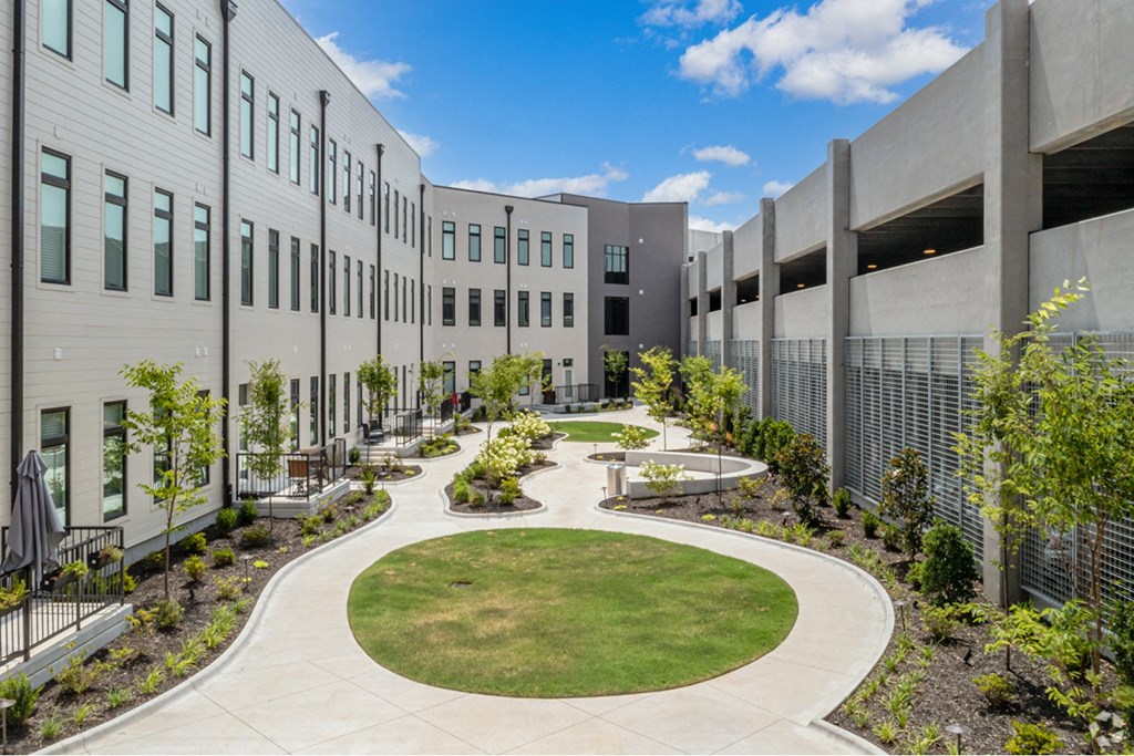 Courtyard space at Pinnacle Heights in Rogers, AR