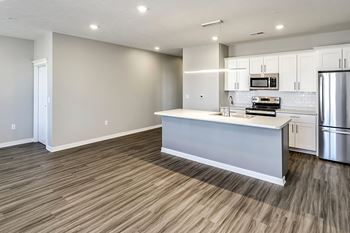 Stainless steel appliances at Deerfields Apartments & Chateaus in Fremont, NE