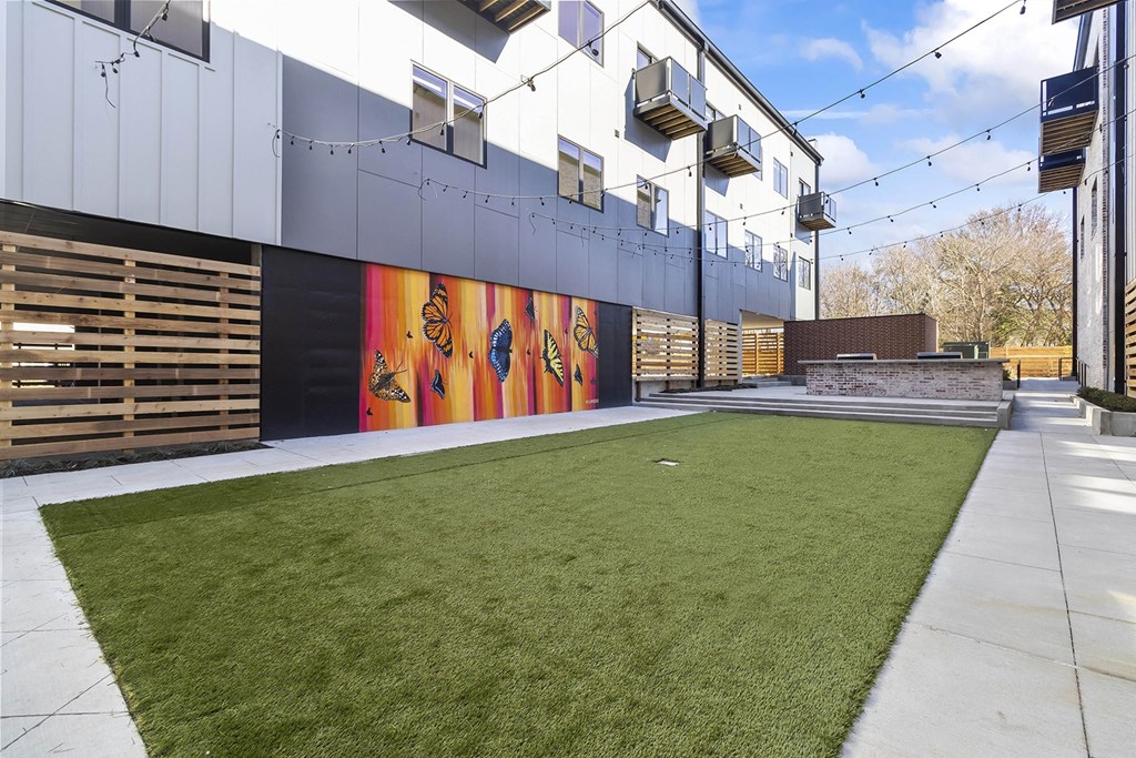 Private Outdoor Courtyard with Yard Games, Grills