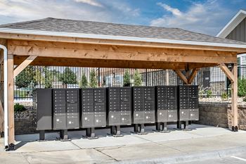 Package Receiving at Hanover Flats in Bennington, NE