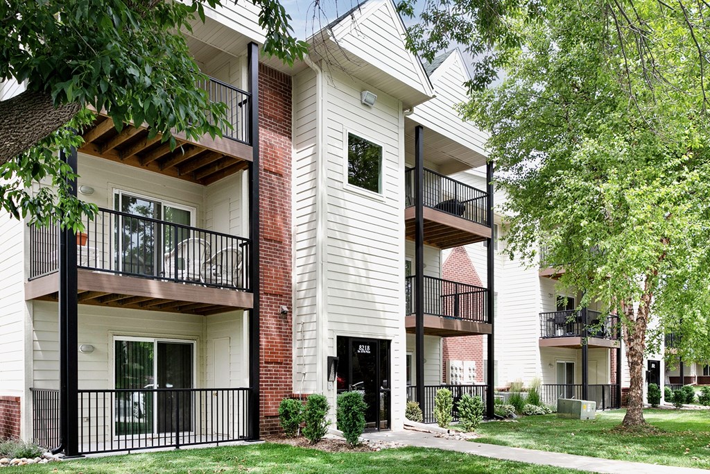 One- two- and three-bedroom apartment homes featuring amenities like three pools, fitness center, basketball court and much more at The Pointe in La Vista, NE