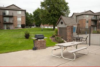 Community Grills at Thomasbrook Apartments in Lincoln, NE
