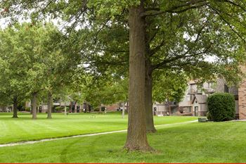 Courtyard at Thomasbrook Apartments in Lincoln, NE