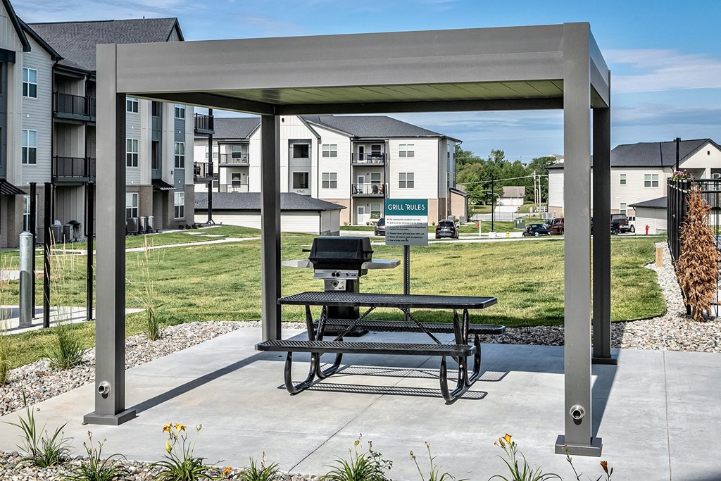 Outdoor picnic and grill area at Tiburon Ridge in Omaha, NE