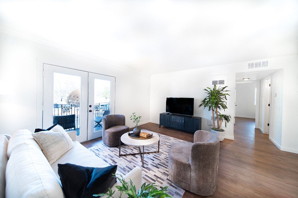 One and two bedroom apartment homes with custom quarts countertops, full size washer and dryer, premium appliance package, custom cabinetry package and lighting with close proximity to the University of Arkansas the newly renovated with historic charm Vineyards at Garland in Fayetteville, AR