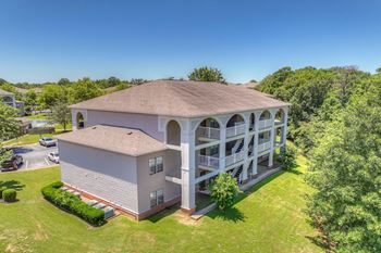 Beautifully landscaped grounds at Parham Pointe Apartments in Little Rock, AR