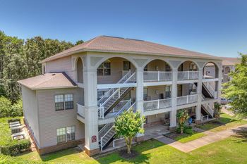Beautifully landscaped grounds at Parham Pointe Apartments in Little Rock, AR