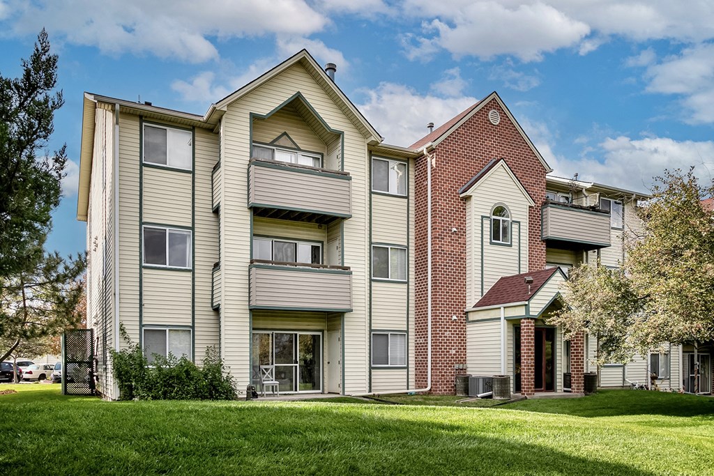 Property Exterior at Somerset Apartments in Lincoln, NE