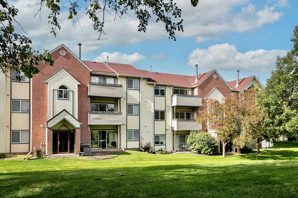 Property Exterior at Somerset Apartments in Lincoln, NE