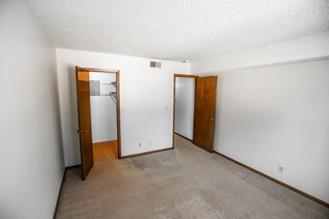 Bedroom layout with One-, two- and three-bedroom floor plan options at Sutter Place in Lincoln, NE