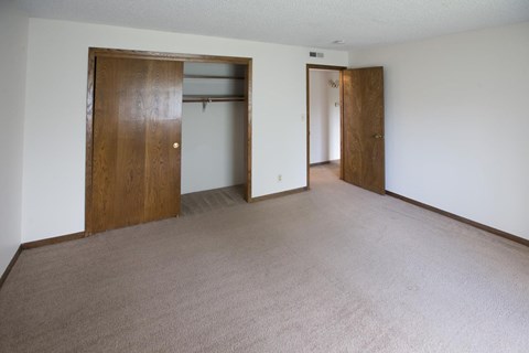 Bedroom layout with One-, two- and three-bedroom floor plan options at Sutter Place in Lincoln, NE