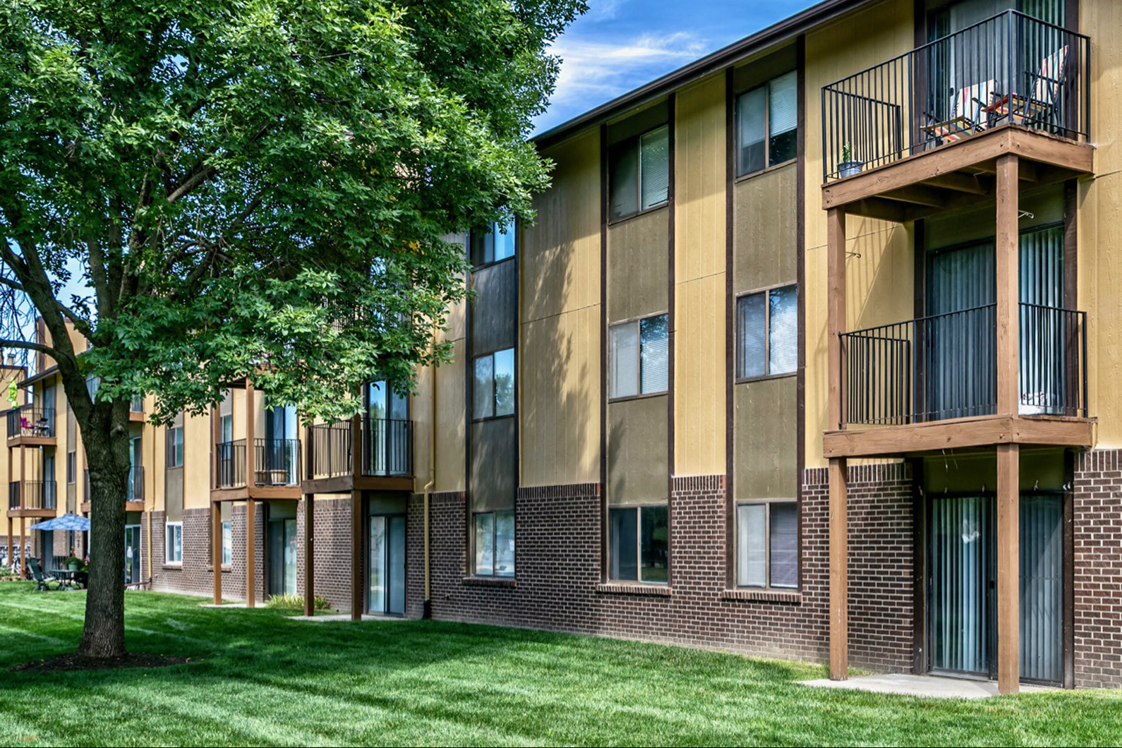 Willow Creek Apartments  Omaha, NE - Exterior