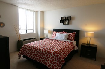 2121 Douglas St Studio-2 Beds Apartment for Rent - Photo Gallery 6