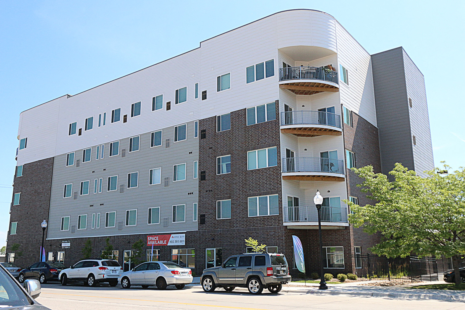 a large building with cars parked in front of it