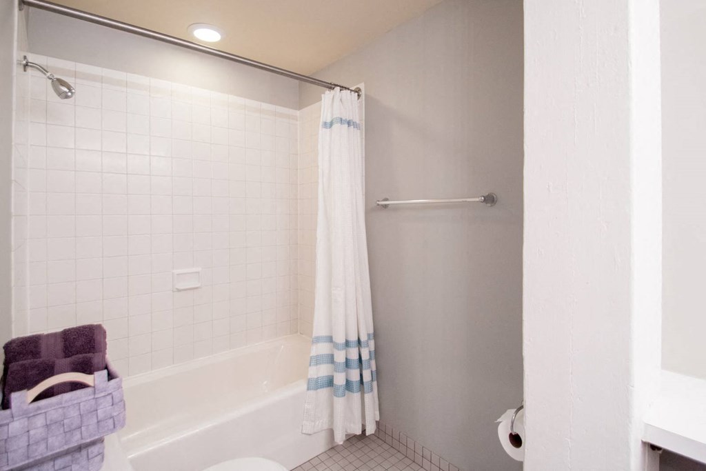 Large bathrooms at the Greenhouse Apartments in Omaha, NE