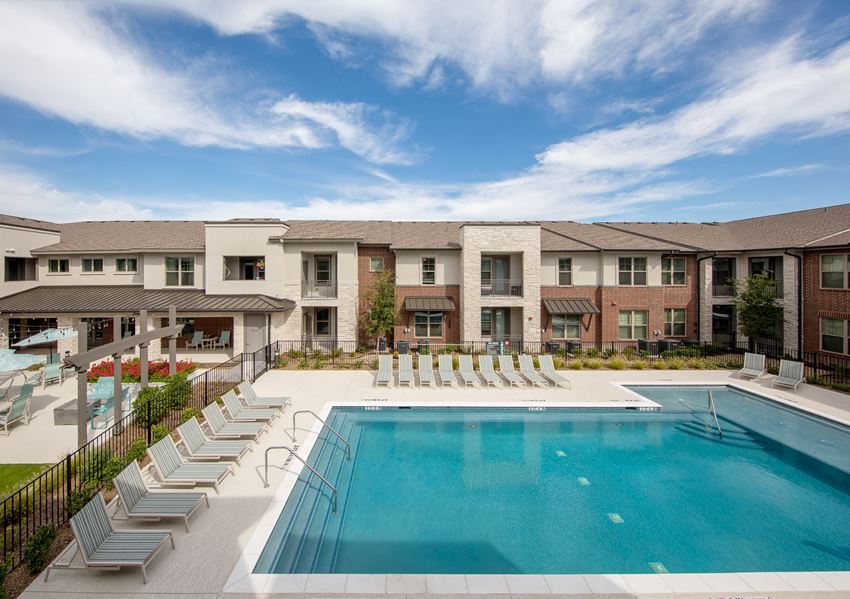 Resort-style pool - Photo Gallery