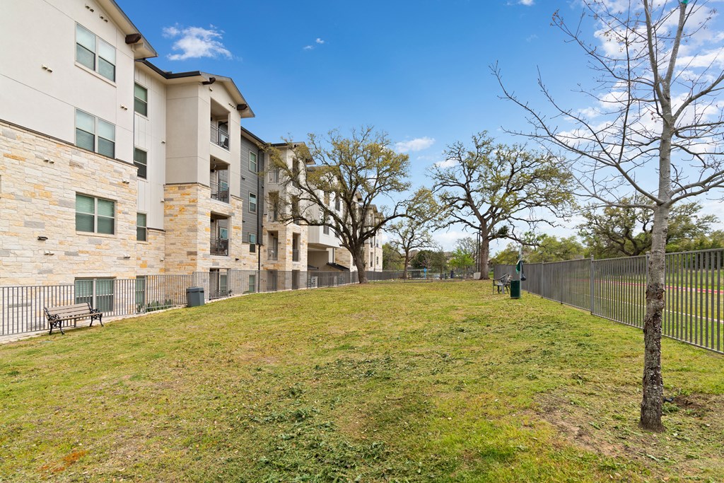 the preserve at ballantyne commons apartments courtyard and apartment buildings