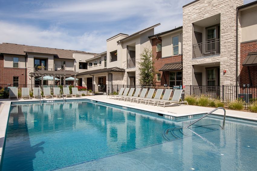 Resort-style pool - Photo Gallery