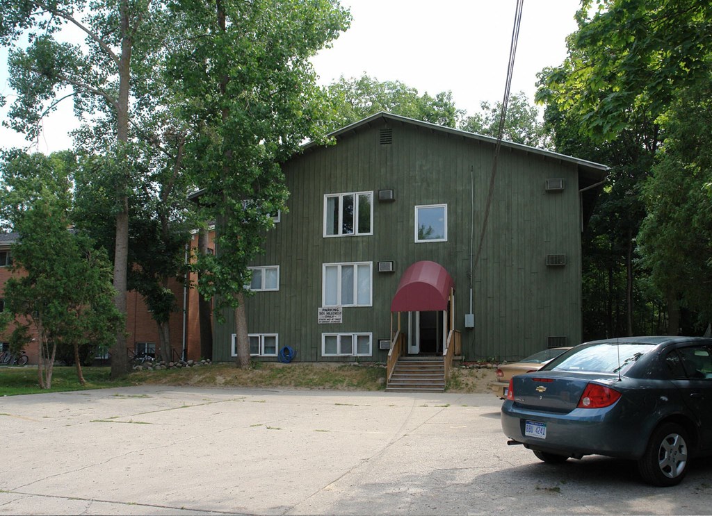 East Lansing Apartments near Michigan State University 501 Hillcrest Apartments Exterior